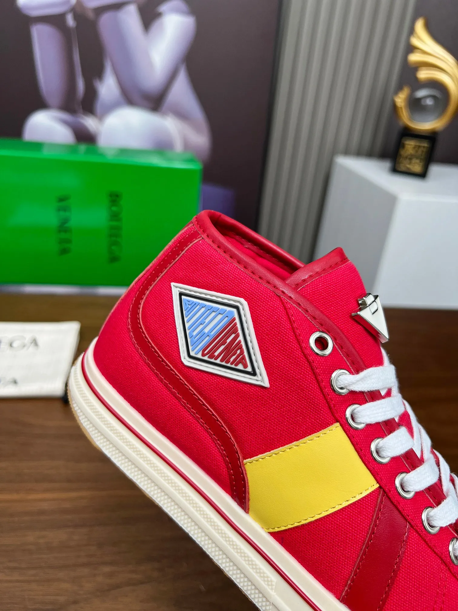 Men's men's shoes 💰520💰 Bottega Veneta BV's latest Eliot series retro basketball shoes casual sports canvas shoes 🔥Become a god when it is launched!🔥 Inspired by retro basketball sneakers, the color combination highlights youthful vitality and perfectly interprets the theme of youth and childlike innocence. The details are also very particular. The summer canvas brings excellent durability and comfort. Designs such as calfskin trim, rubber toe caps and hand-painted retro red lines are full of retro feel. The round toe and convex sole add a modern feel and are suitable for various styles. Easily create a fashionable atmosphere. The upper foot is the focus...can be worn as a couple's shoes...The red lines on each shoe edge are hand-painted, which adds more taste and attitude! ✦Fabric: Original customized high-density canvas + cowhide ✦Inner lining: original customized breathable canvas ✦Insole: movable latex cowhide insole ✦Sole: original molded non-slip and wear-resistant TPU material ✦Sole thickness: 3cm ✦Number of sizes: female size 35--40, female 40 is customized and non-returnable ✦Number: male size 39--45, male 45 is customized and non-returnable